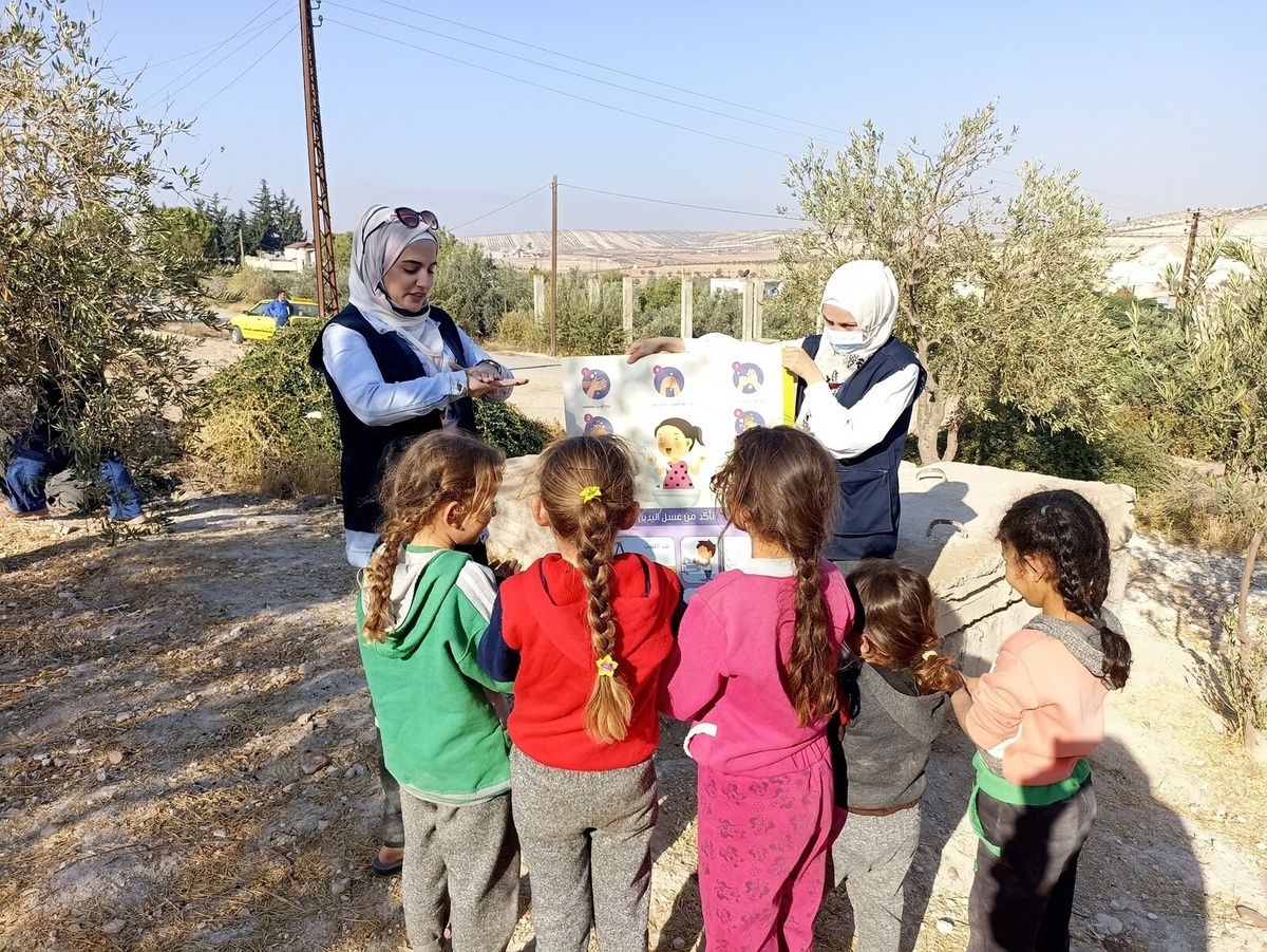 WHO staff disseminating messages on healthy practices and hygiene measures to control the cholera outbreak and curb the spread of the disease. Since 15 October, World Health Organization (WHO) has been cooperating with different health partners to raise awareness on Cholera diseases in the governorates of Homs, Hama and south Idleb. Messages on healthy practices and hygiene measures were disseminated to control the outbreak and curb the spread of the disease. To date, more than 23 mobile medical teams, including 69 health and community workers, reached more than 11,340 beneficiaries in 150 communities in rural districts and conveyed educational messages on food safety and best hygiene practices to avoid further cholera infections.   In late August 2022, a cholera outbreak broke out in Syria. It started in Aleppo and quickly spread to several cities in northeast Syria. As of 23 September 2022, 5,973 suspected cases have been reported in 9 of Syria’s 14 governorates.  