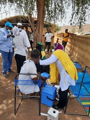 Over 77 000 Ethiopian refugees were reached with yellow fever and cholera vaccines in Kassala and Gedaref states in the eastern part of Sudan through fixed and temporary sites and mobile vaccination teams. Networks of community volunteers were also established to raise community awareness of yellow fever and cholera symptoms, transmission and preventive measures. Since the beginning of the conflict in the Tigray region of northern Ethiopia in November 2020, 63 000 Ethiopian refugees have arrived in Kassala and Gedaref states, fleeing the increasing levels of violence in their country. Additional outreach and vaccination activities are currently under way in other states, including catch-up vaccinations campaigns for children in host communities.