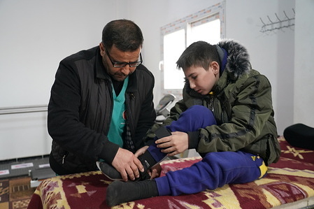 Ayman (12), with a rehabilitation expert at the Alhedaya Physiotherapy Centre in Dana-subdistrict in Idlib; run by WHO’s partner AFAQ Humanitarian Relief Organization. One in three of those injured in the earthquakes, is under the age of 15. Pre-earthquake, about one in four people in Syria were living with a disability, compared to one in seven globally. “We’re looking at several thousand limb injuries along with hundreds of spinal cord injuries and amputations which of course are going to have enormous immediate rehabilitation needs but also requirements well into the future”, explains Claire O’Reilly, WHO Rehabilitation Officer.