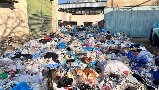 Garbage piling up around Nasser Medical Complex, Khan Younis.